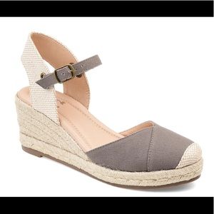 Journee Collection Ashlyn grey espadrille sandal (women’s 9) (NWT)